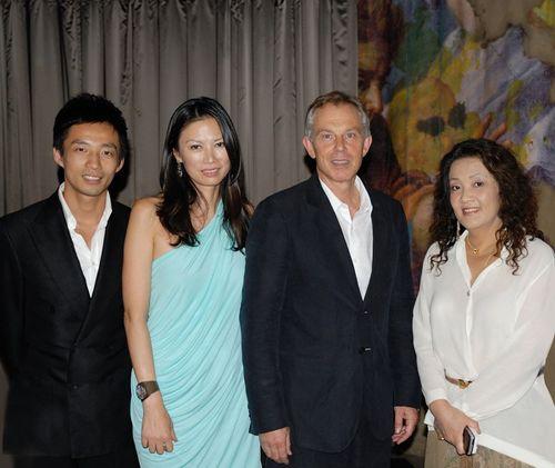 张兰母子俩和邓文迪合影，论面相狠劲，还得是邓文迪。站在邓文迪身旁的汪小菲，气质儒