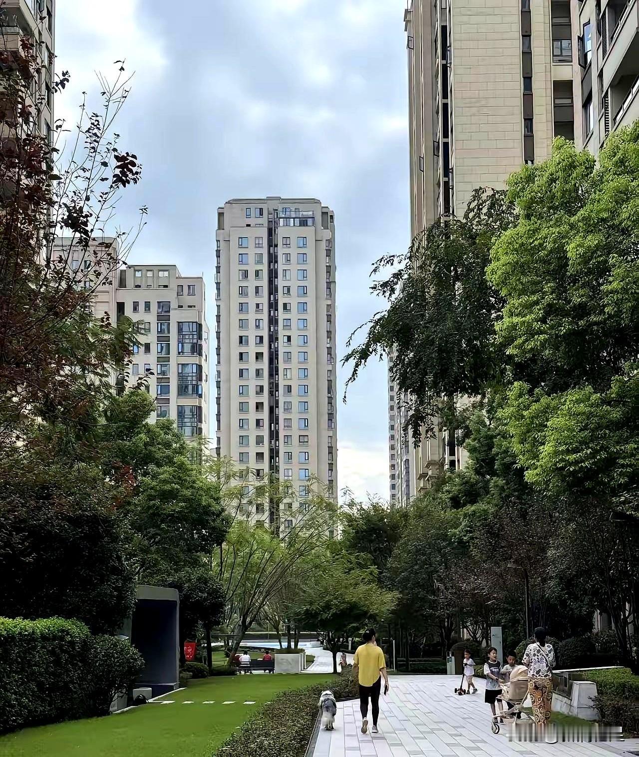 昨晚菜还没上齐，他丢下一句——多数买房人不会算总账。这个同学在银行做房贷十来年