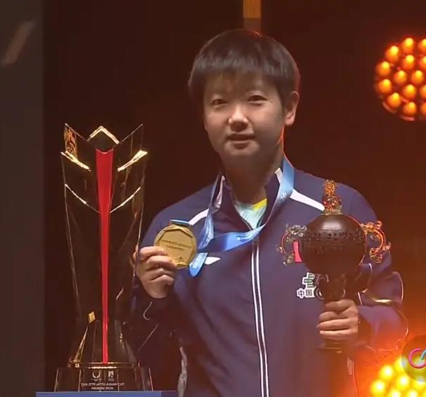 孙颖莎亚洲杯终圆梦！破心魔封后，扛起国乒女队新旗帜当最后一球落地，孙颖莎罕见地