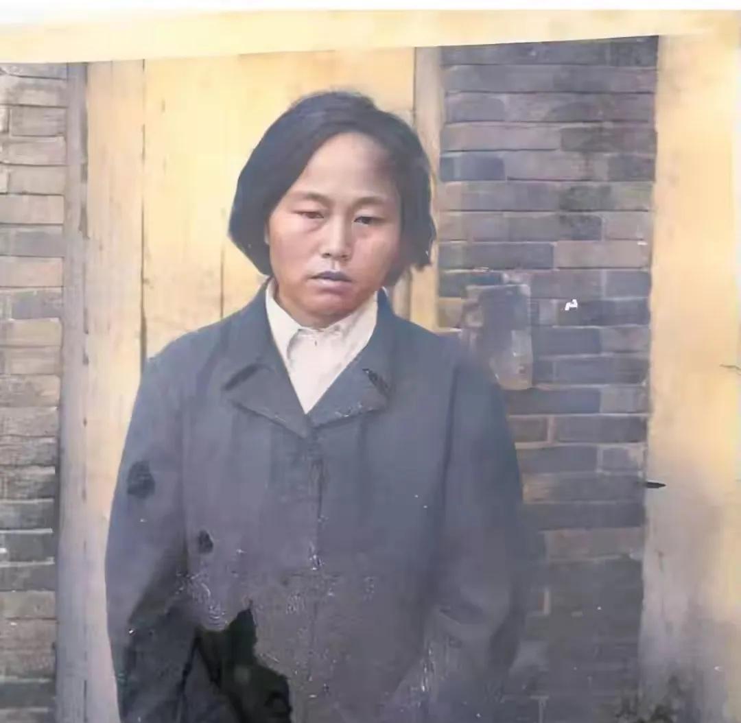 1986年，故宫太和殿前，一个农妇盯着金碧辉煌的龙椅，对身边人说了一句：“这大殿