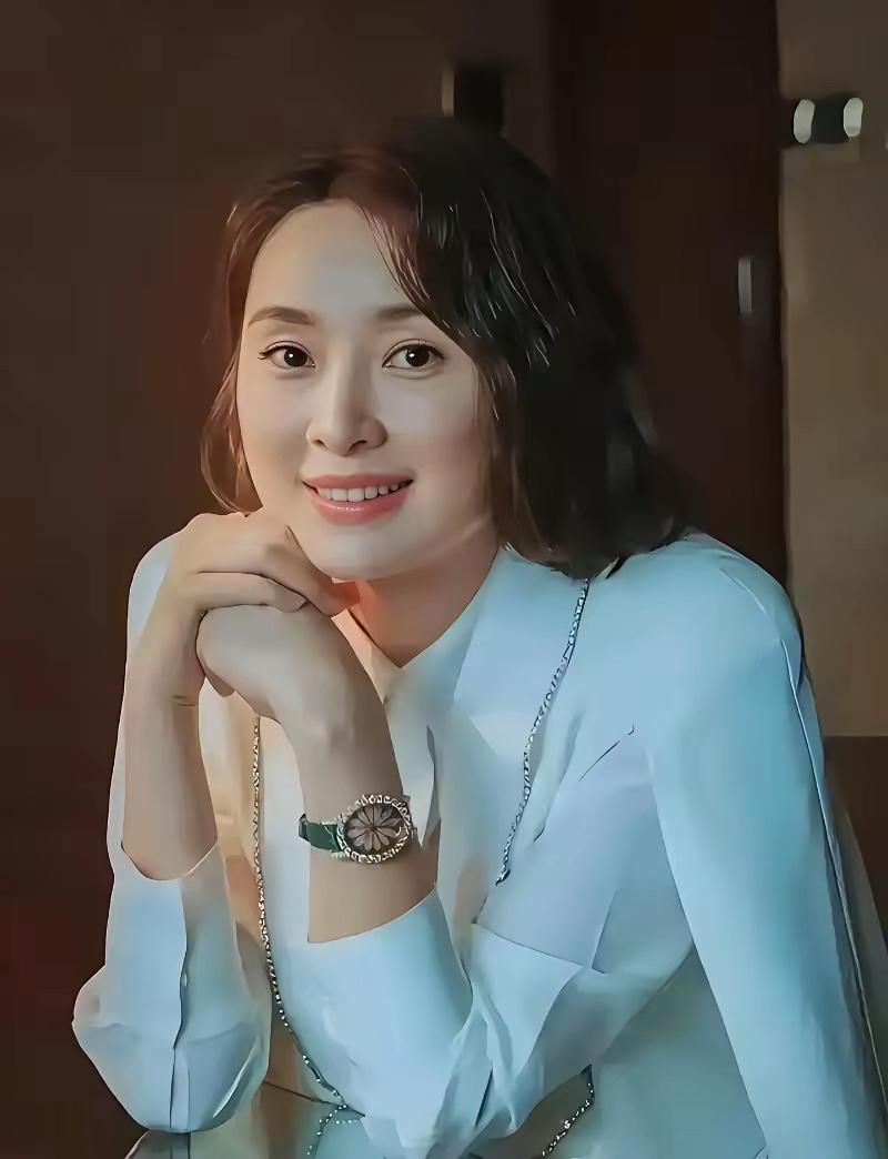 吴越，好美，特别是手腕上戴的那块手表