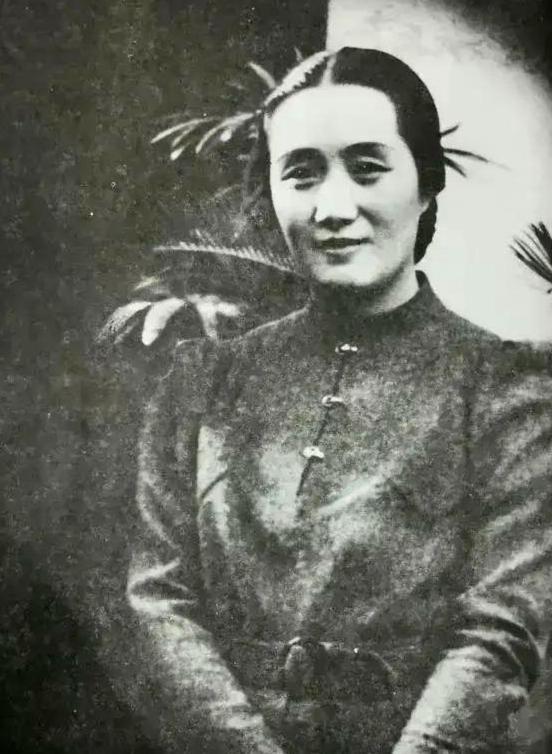 1950年，宋时轮在一家饭馆用餐，正举箸间，听闻这家饭馆的掌柜是位奇女子，名叫董