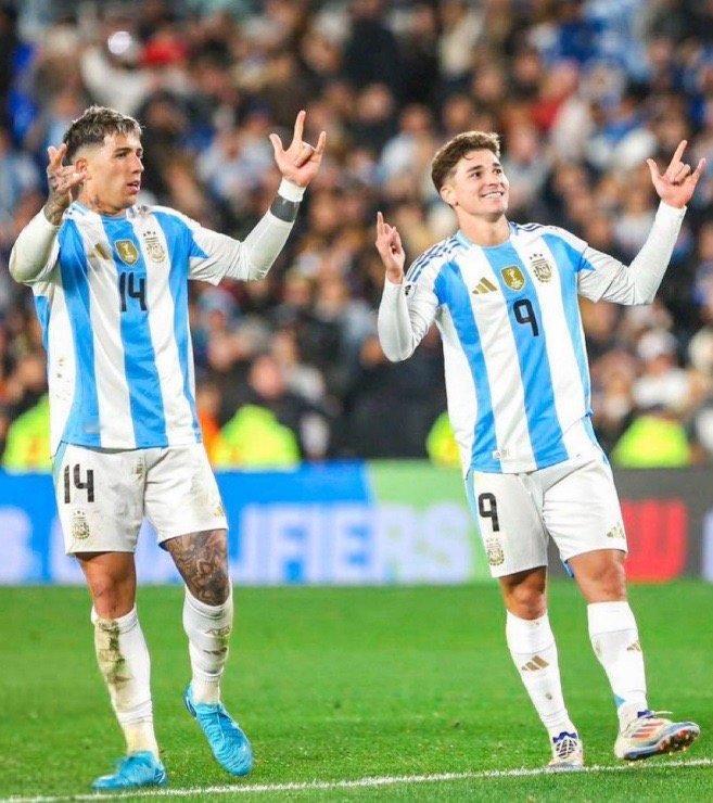 🇦🇷双子星🎙阿尔瓦雷斯：“在国家队，我和恩佐一起睡。自从世界杯以来，我就一