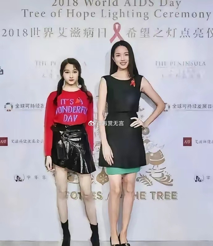 一直以为关晓彤够高了，直到她遇到了张梓琳。