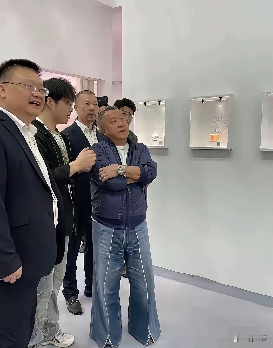 前面的那个老头儿，看着有些眼熟，好像挺出名的，一时忘了他叫啥名字。他的裤子穿的