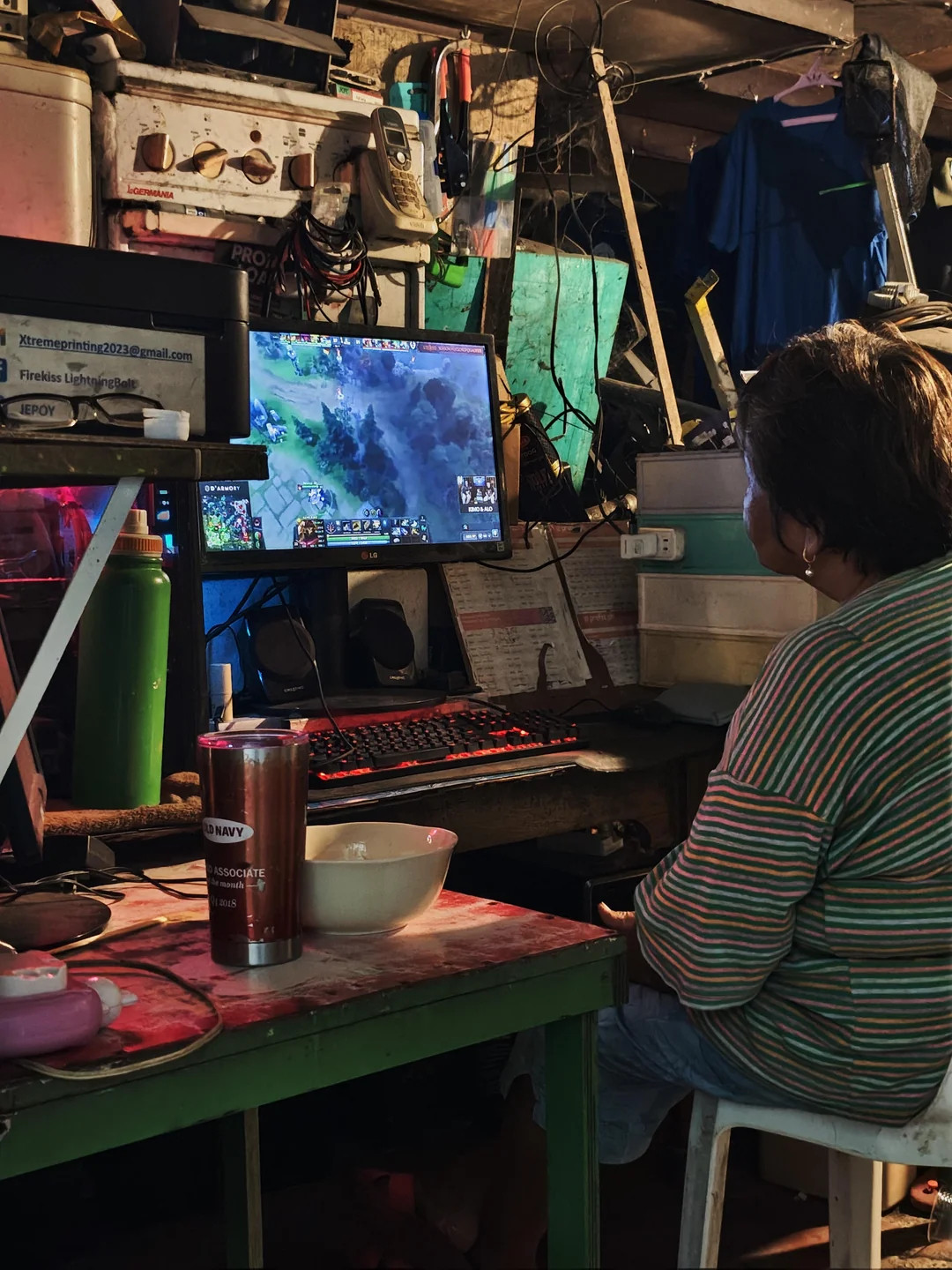 reddit热图标题：只有在菲律宾才能看到的画面一个老母亲正在观看Dota2