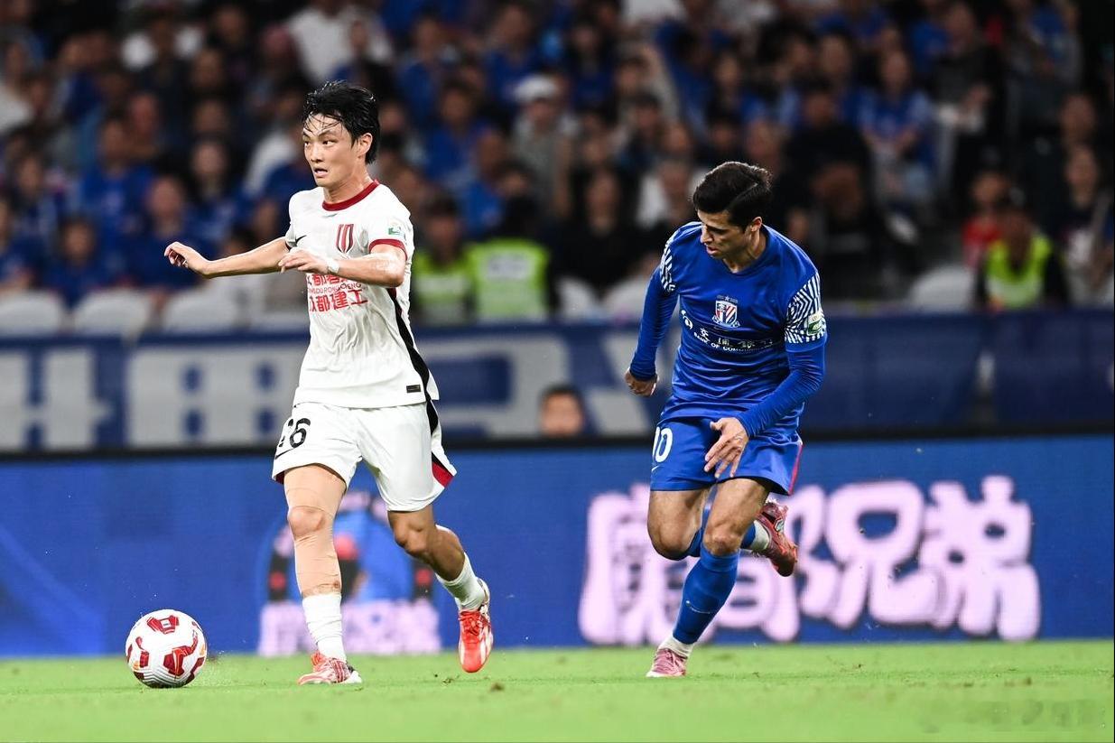 不再咆哮的特谢拉，将是成都蓉城蓉城重点盯防对象，谁去限制他最合适呢？这个任务由杨