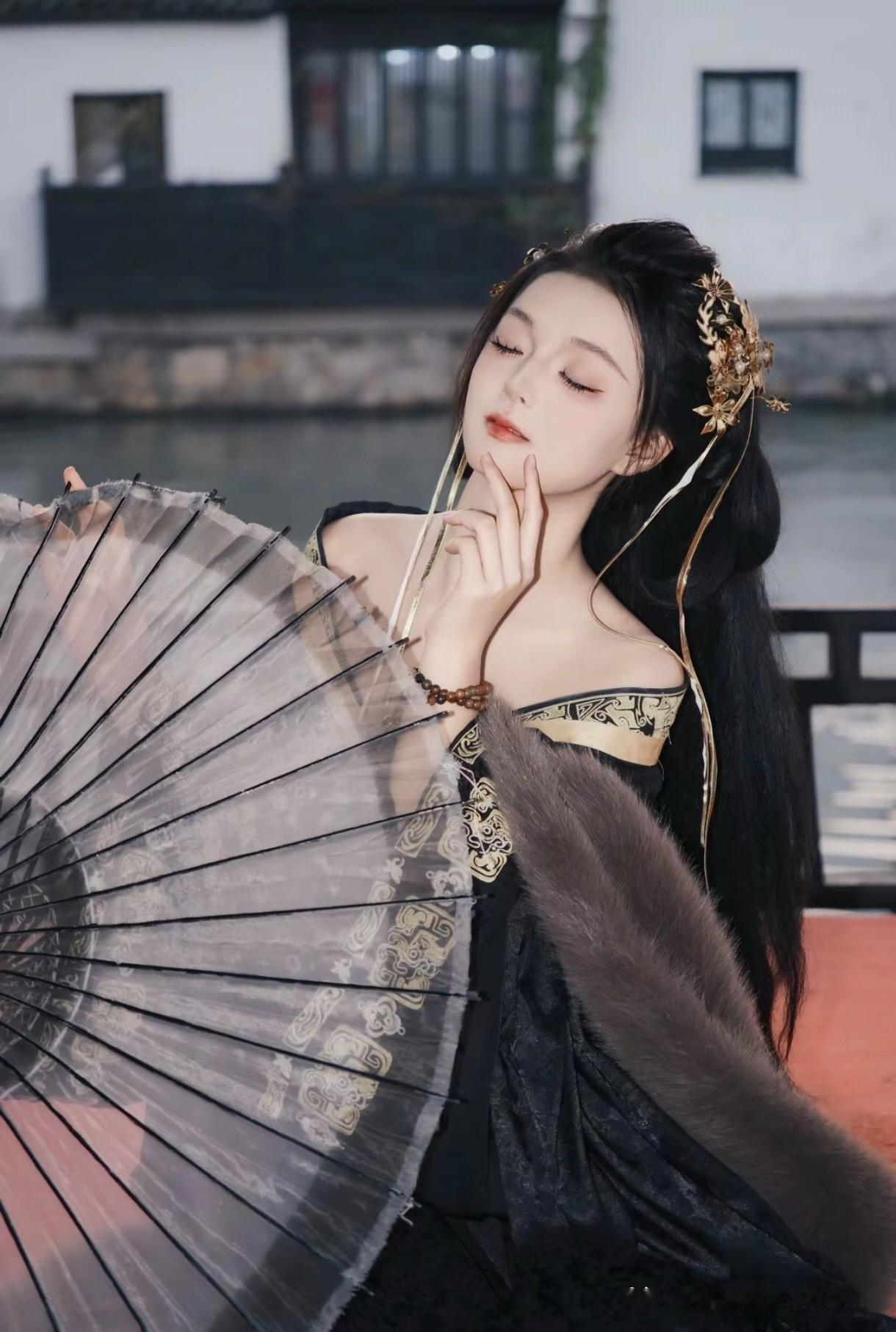 古风美人闭目沉思，金饰流苏轻摇，手持团扇遮面，尽显温婉雅致，仿佛穿越千年的画卷中
