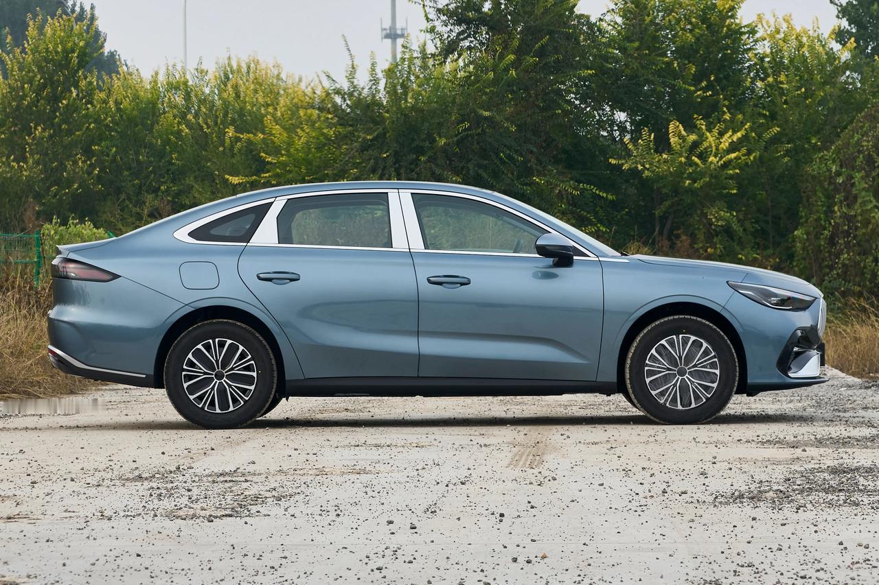 国内汽车厂商跟比亚迪，跟得确实够紧啊，你搞啥我也搞啥。这次吉利在比亚迪之后也搞起