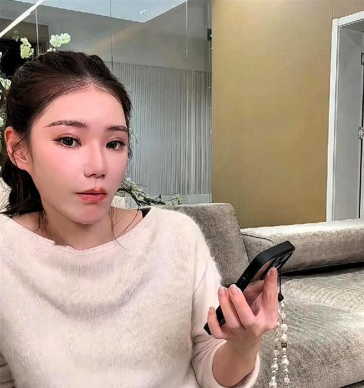 豪门生活也不容易,宝妈直播赚奶粉钱马筱梅怀孕了，是个喜讯，大家都知道了，要在台