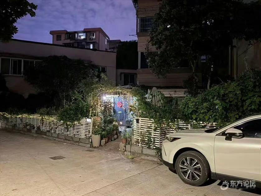 宁波网友紫鹃小区公地私占的情况越来越严重了宁波这个小区频繁出现公地私占情况，空