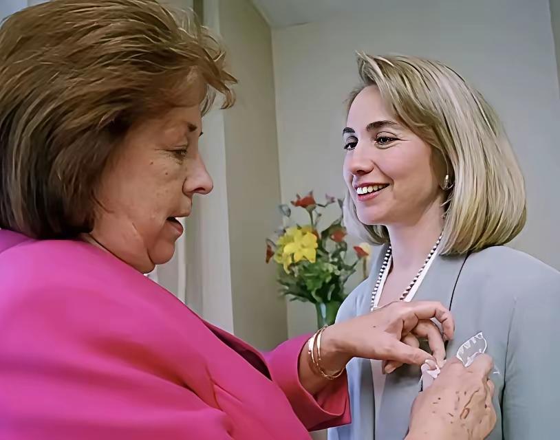 希拉里这颜和气质，比女儿出彩太多了！可惜了希拉里夫妻的基因，女儿切尔西真的很一