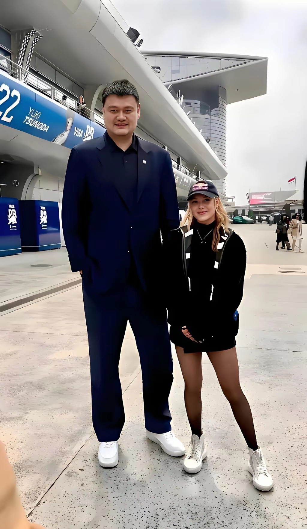 姚明身高还是太超模了，谷爱凌站在他身边像个小手办一样