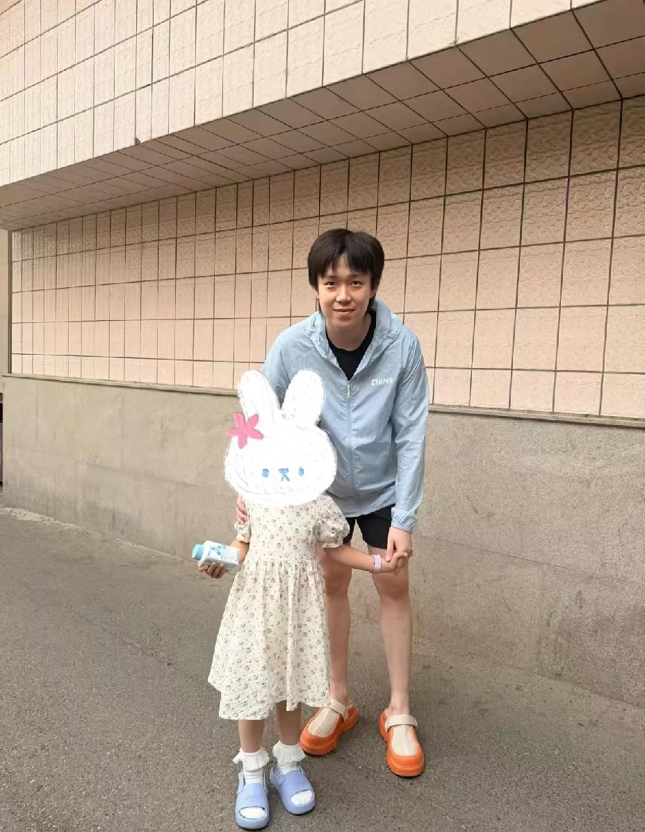 要说王楚钦喜欢孩子是真不假，这不又和小孩合上影了。要说这个小女孩是谁？原来