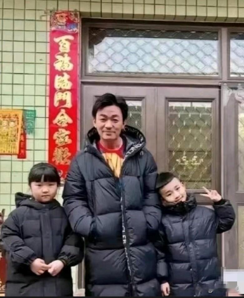 近期王宝强和儿子王子豪的合照火了，王子豪简直是王宝强的翻版，那憨态可掬的笑容就是