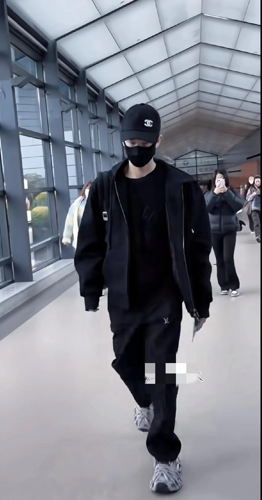 黑武士上线！林高远从上海出发，这衣架子身材谁看了不迷糊✨昨天刚在上海参加完