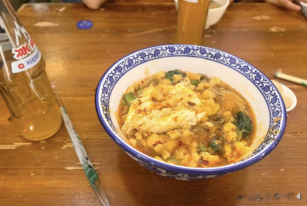 博主吐槽西安羊肉泡馍价格高昂为何引起评论区九万多人吵成一团？在西安上的大学，说