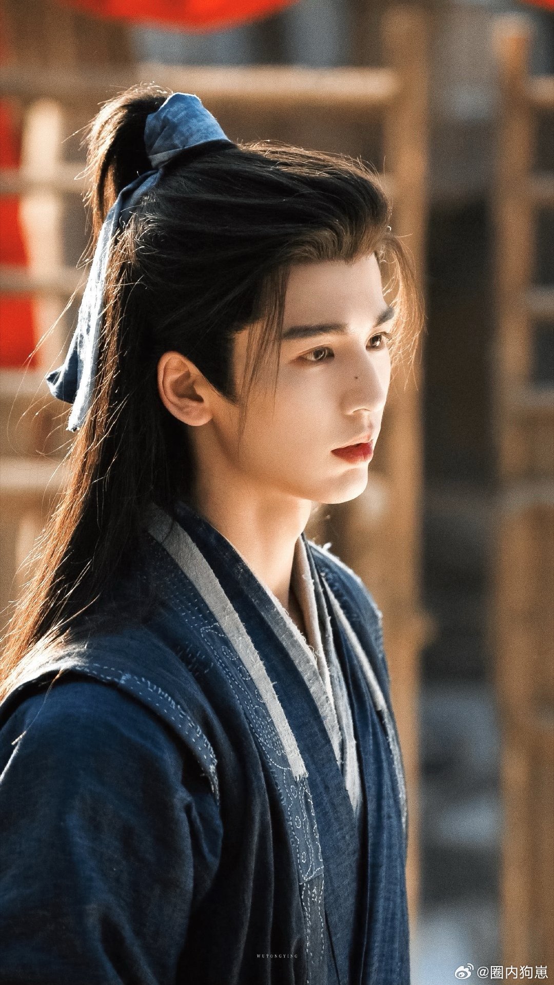 张凌赫泪水悬在鼻尖上那一刻铁血侯爷谢征最戳心的瞬间，眼泪悬在鼻尖不肯落下，把隐