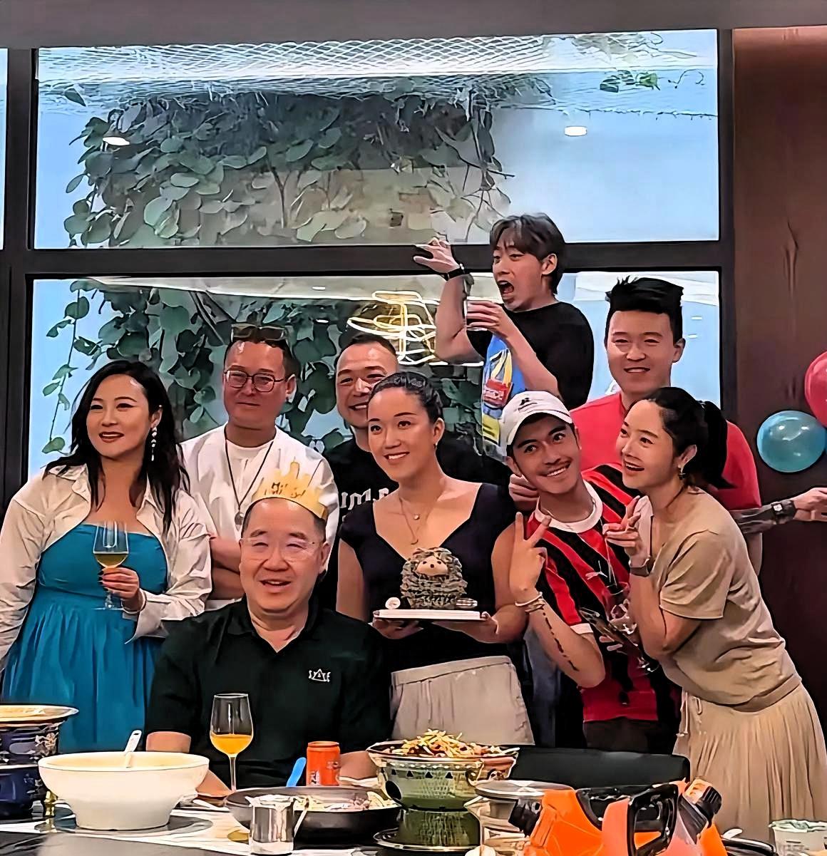 四个蛋糕，三瓶茅台，女儿难得露脸。英达这场生日宴，根本不需要外人。不是没人来