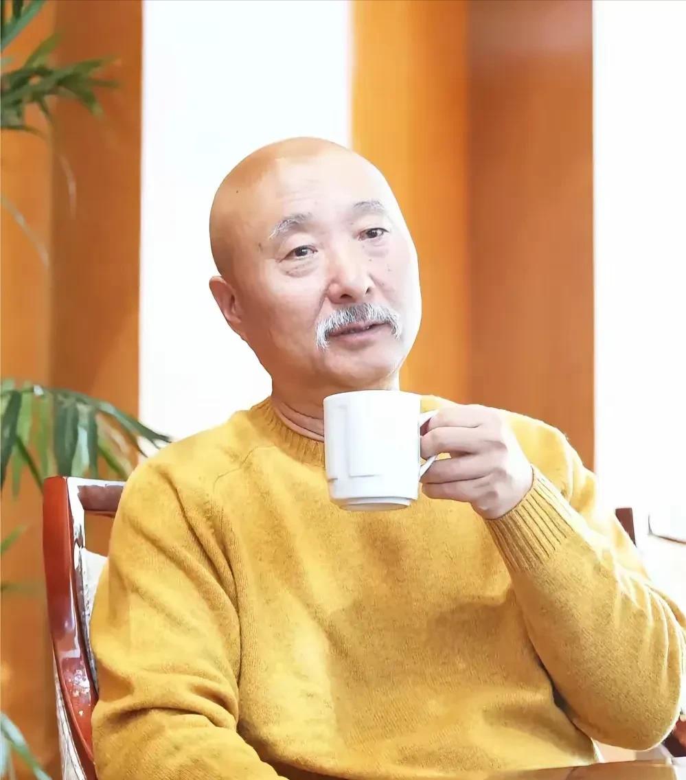 易立竞问陈佩斯:“刀郎为什么不上春晚？”陈佩斯说:“别说刀郎，我也不上春晚。”易