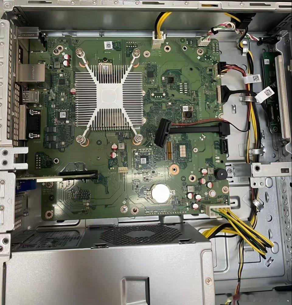 纯国产华为台式电脑的简陋创意，已经遥遥领先其他电脑品牌了。今天拆了一台华为台式电