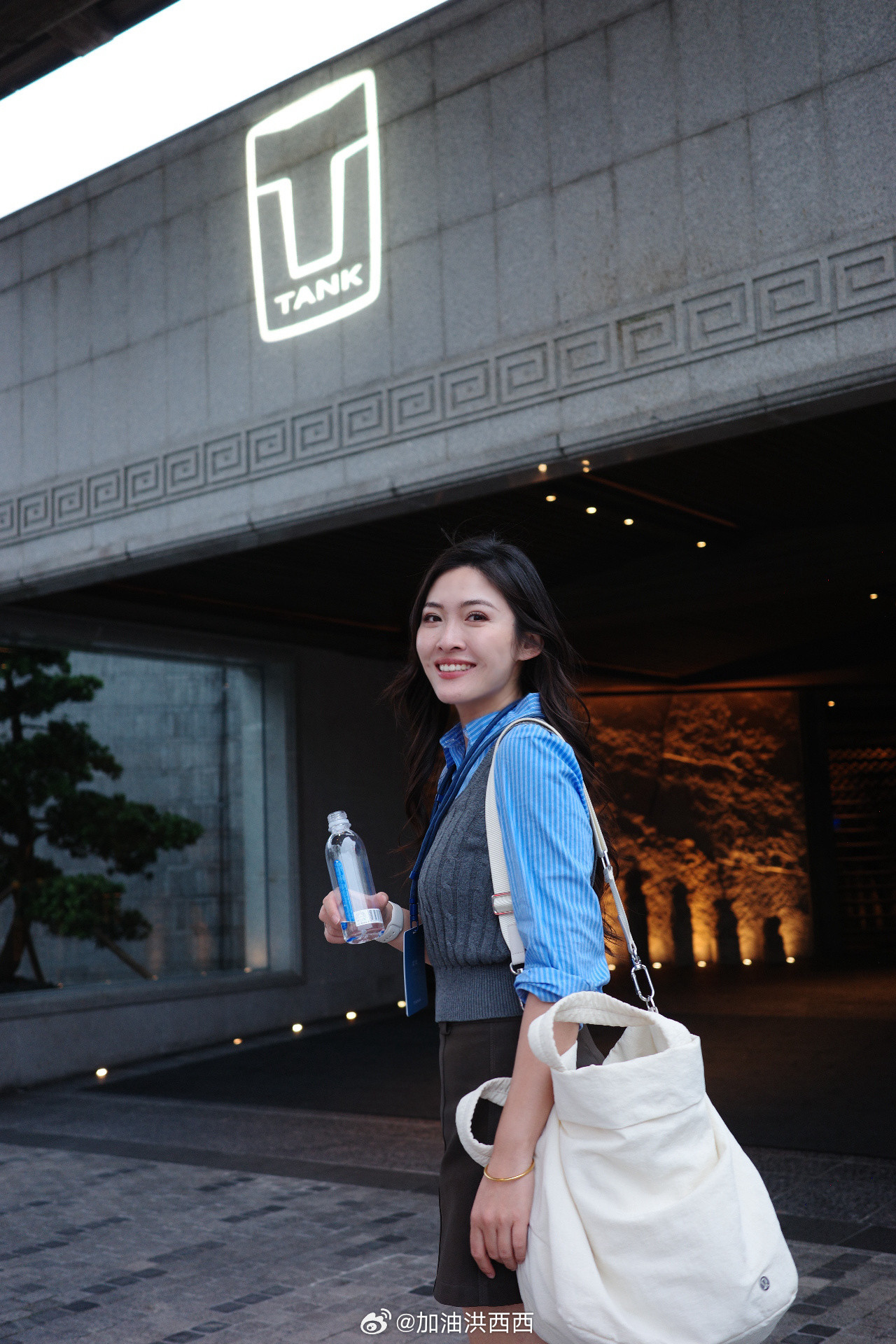 坦克700的青色好好看，一不小心撞了衫大v聊车新能源汽车