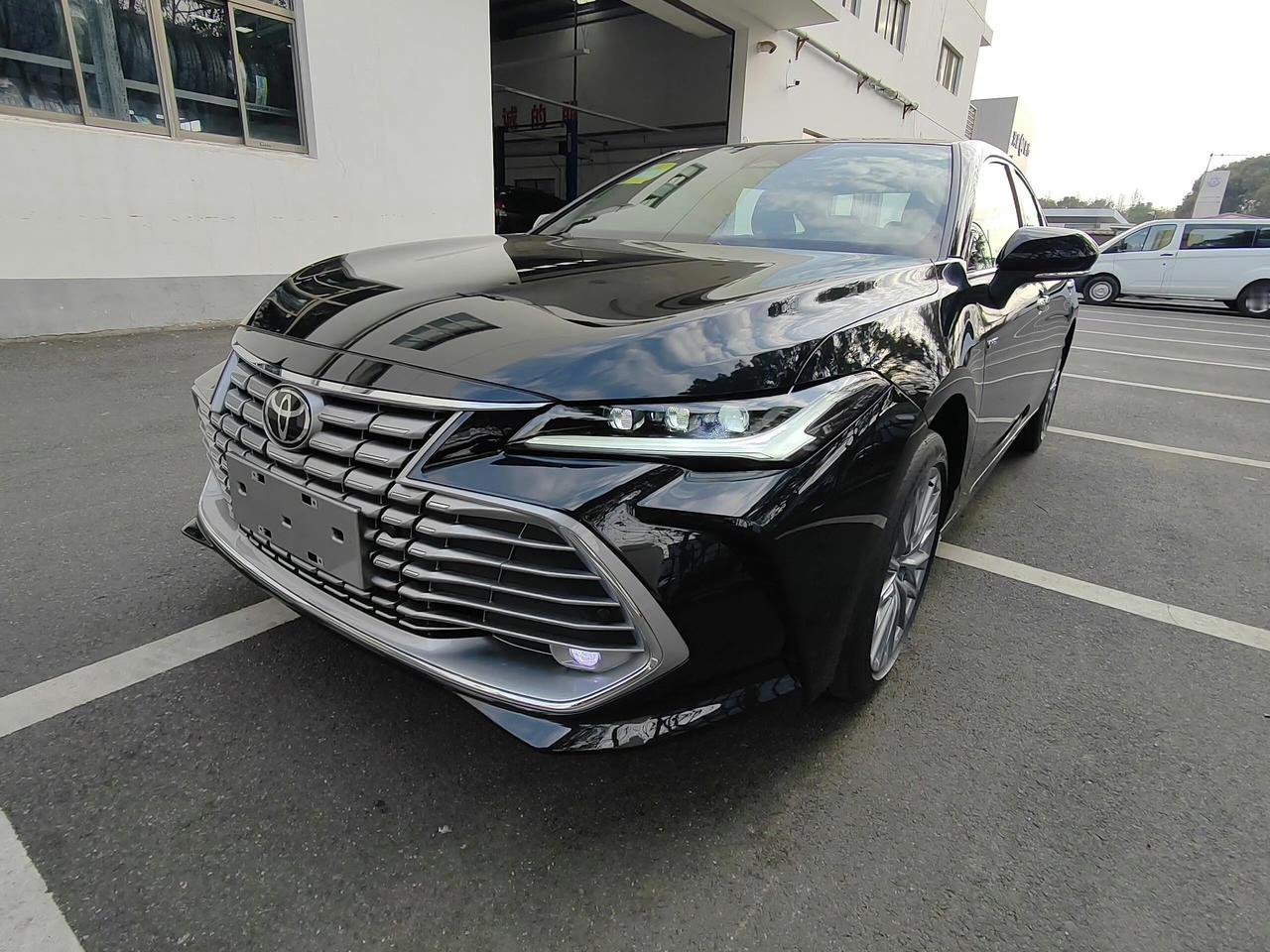 提了亚洲龙2.0双擎豪华版，黑外黑内超酷。开了一段时间，感受挺深。先说优点，油