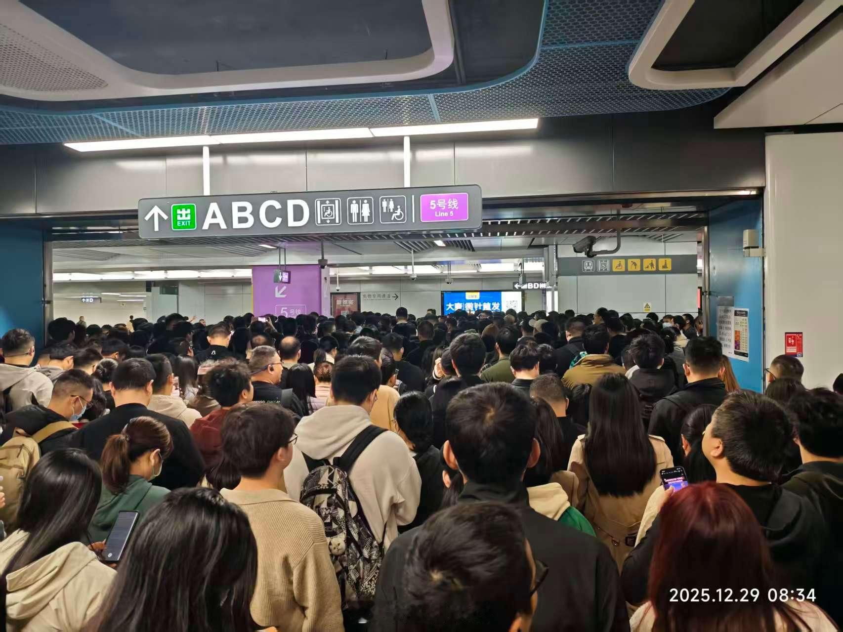 深圳地铁13号线北延开通工作日第一天，在留仙洞换乘彻底崩了。中间停了10分钟，说