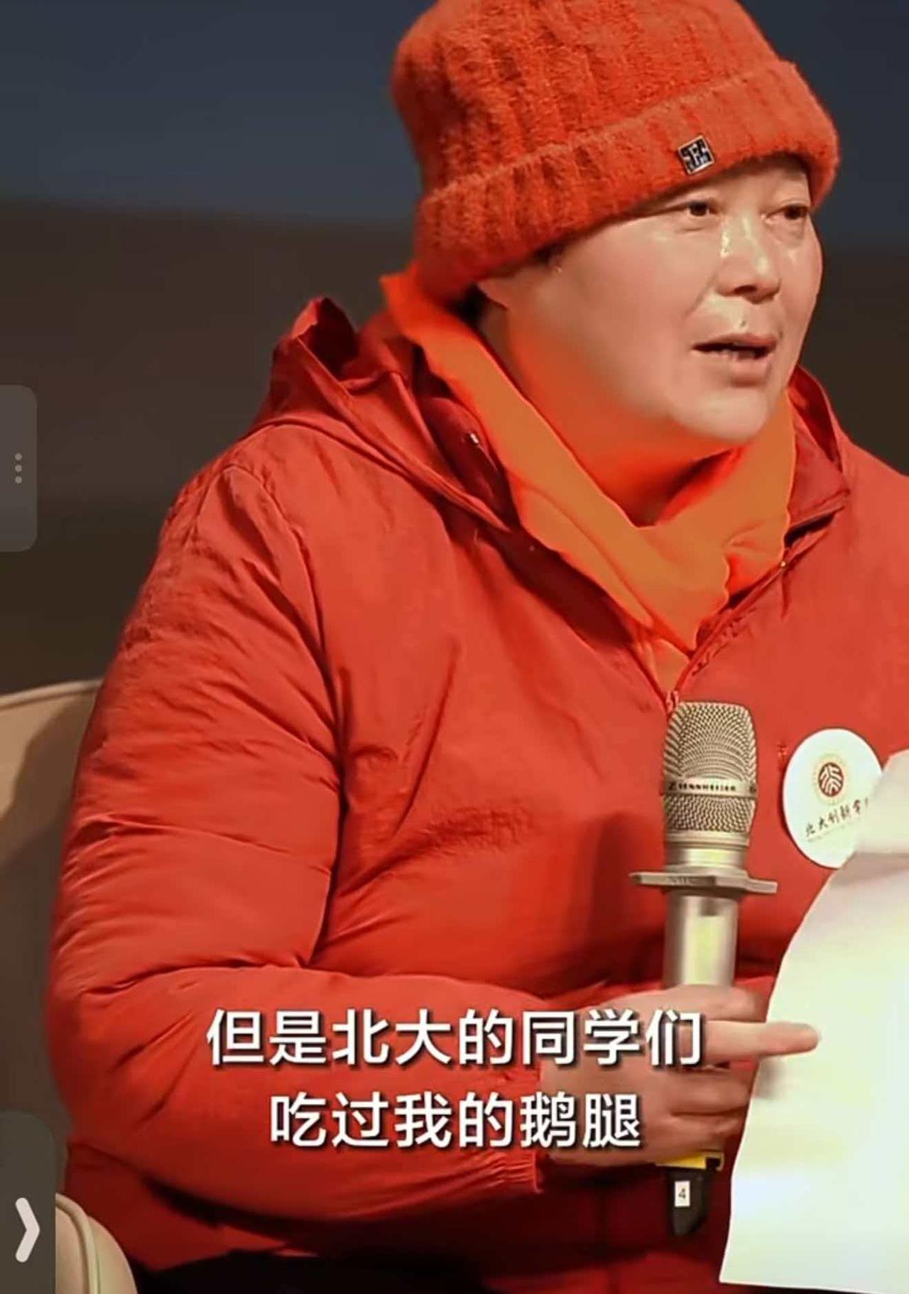 网红鹅腿阿姨真是越扒越有料。有一位学生说过，他之前曾经加过阿姨的儿子微信。