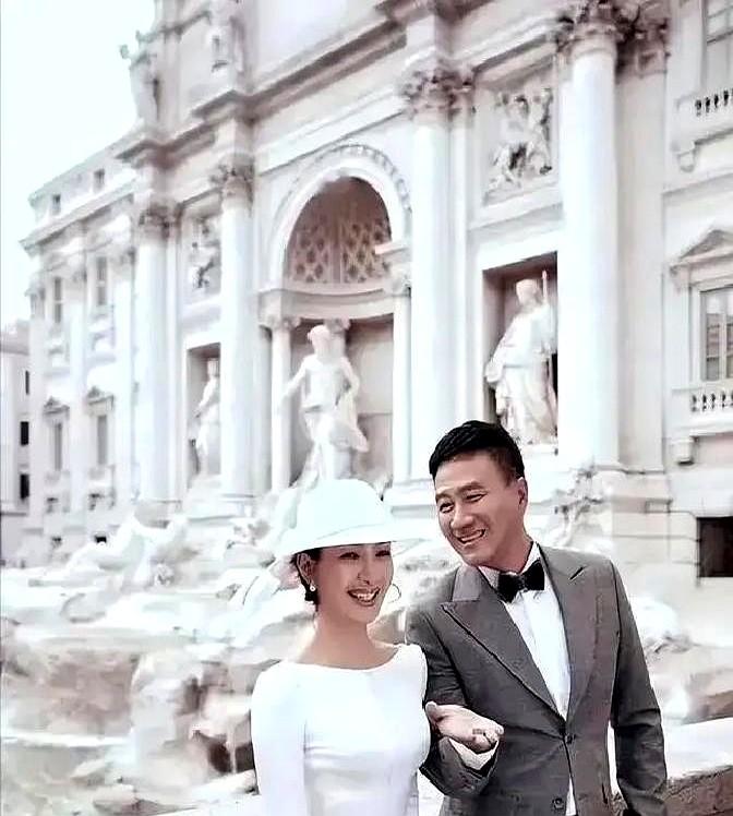 胡军老婆卢芳，也是国家一级演员，你敢信吗？最近他俩又要一块儿演话剧《雷雨》了