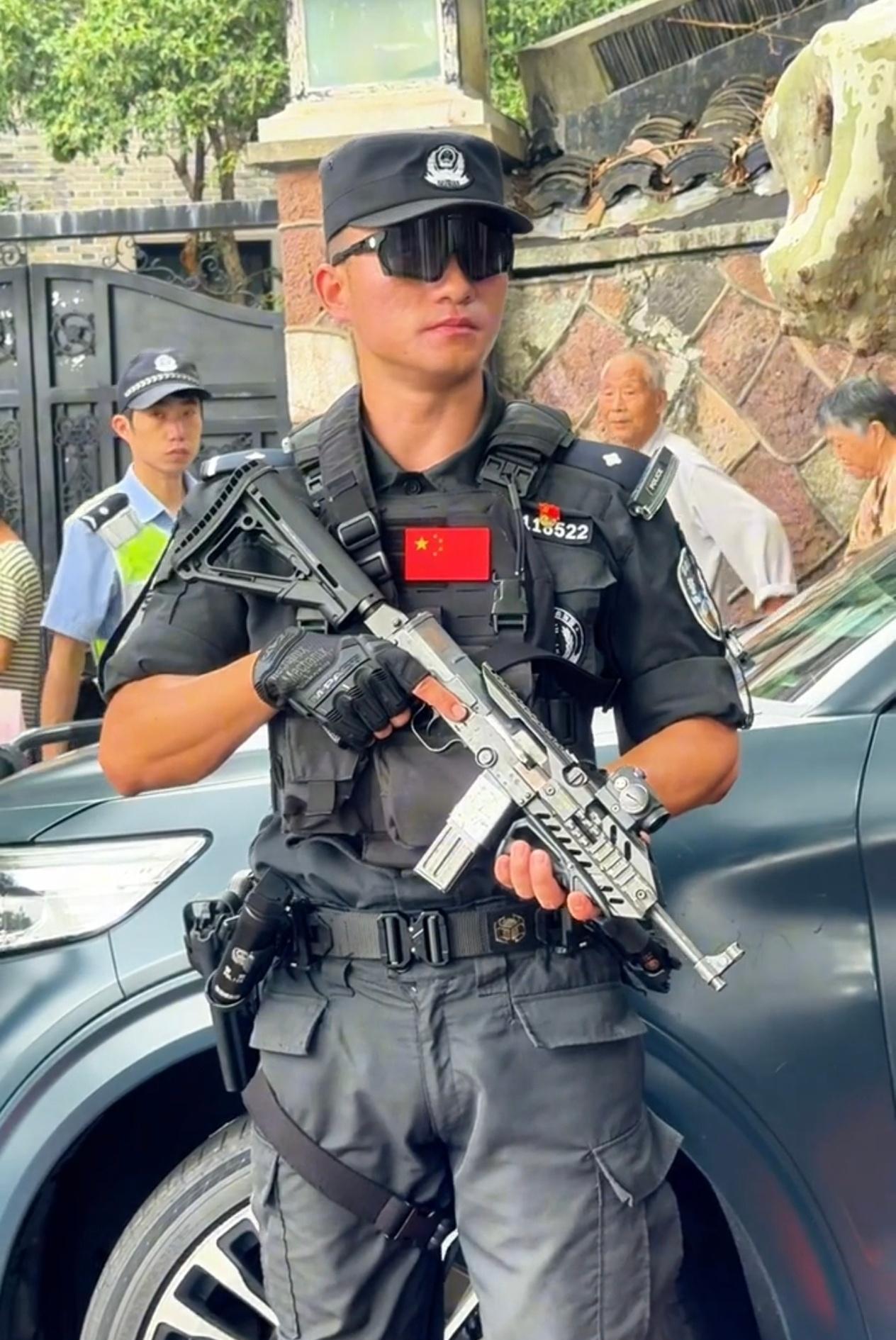 [呲牙笑]现在还有很多79式冲锋枪嘛，改型之后看上去非常“哇塞”~虽然说79式冲