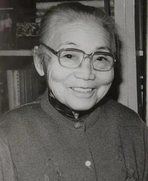 1925年，苏州豪门潘祖年病重，临终前，他支开旁人，只留下20岁的孙媳妇，厚着脸