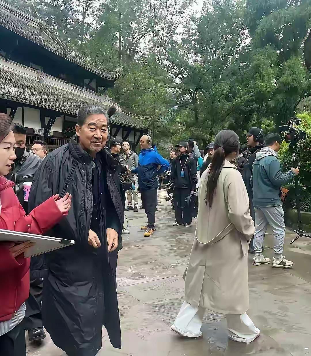 审美是一个轮回。不得不说，好多明星都穿这种裤子，感觉现在人的审美都下降了。