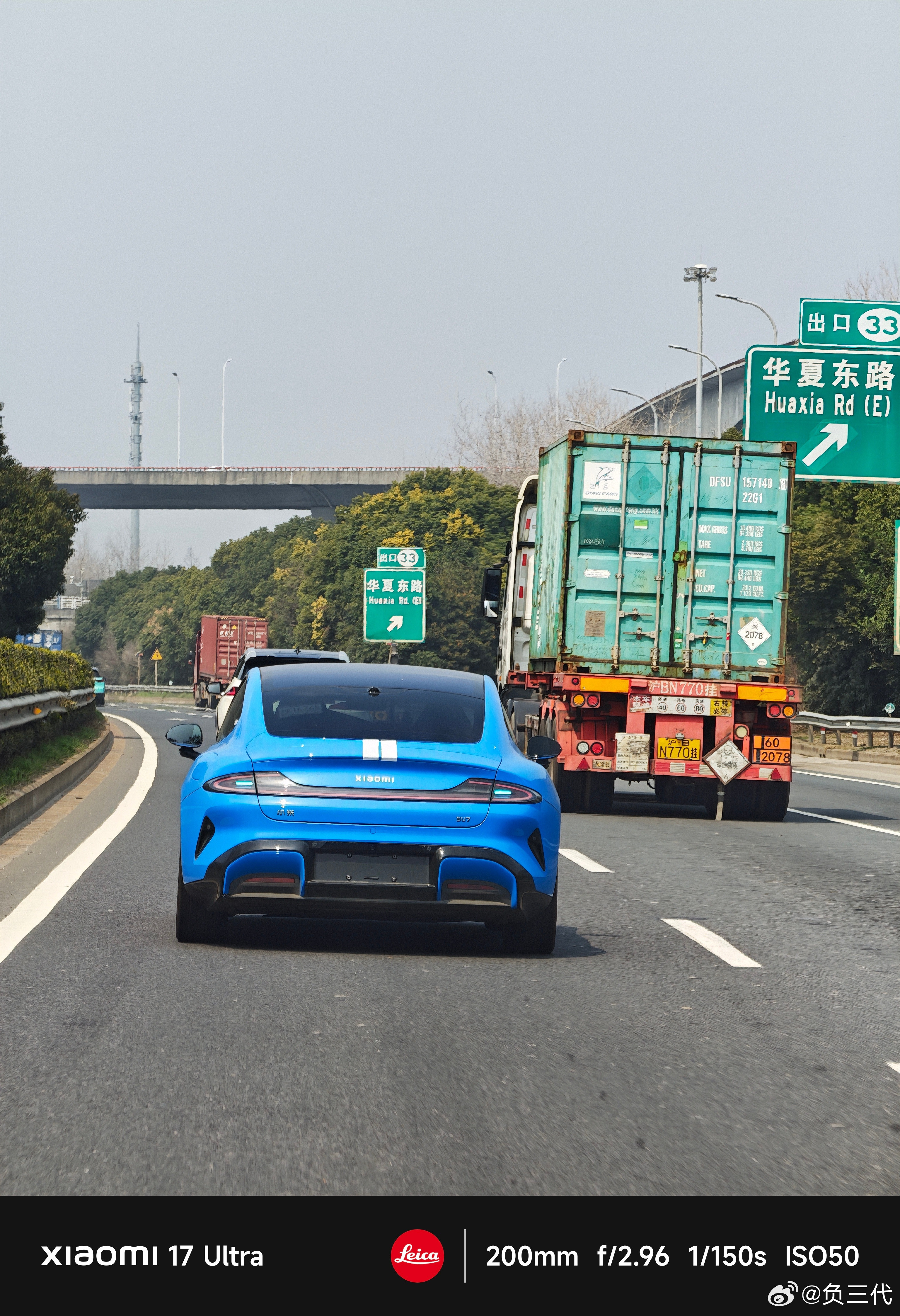 高速上遇到一台新小米SU7测试车，新配色卡布里蓝辨识度高的一批。很远就看到了