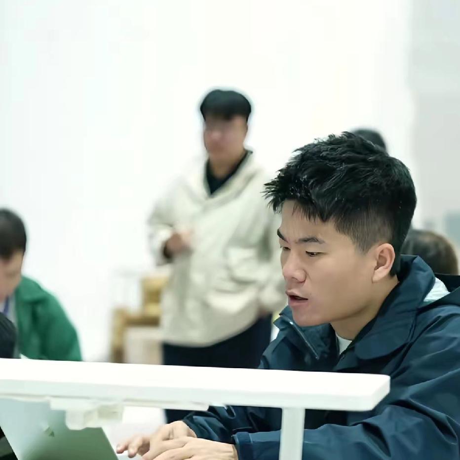 一大早刷到宇辉回北京啦！[比心]他剪了利落短发，看着超清爽。