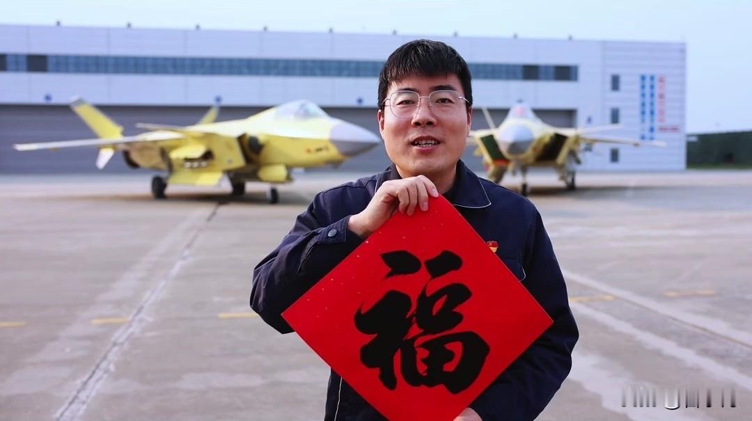 成飞拜年贺图里背景里的歼20A，更多的角度，感觉歼20A座舱和背脊修形后更好看了