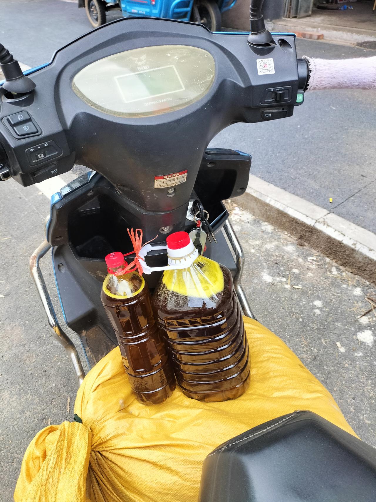 今天我种的油菜籽榨出来油了，一共44斤油菜籽榨了12斤半的油，还有半袋枯饼，加工