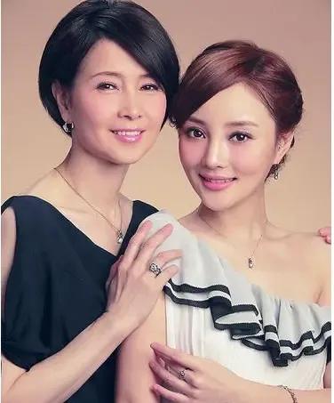 原来他们的妈妈长这样怪不得个个俊男靓女呢