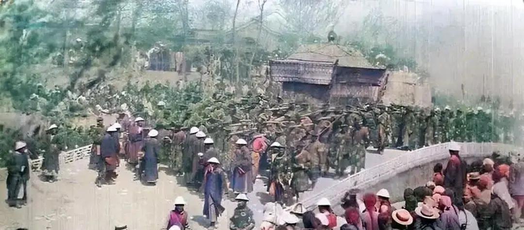 1901年，山东巡抚袁世凯扶生母灵柩回乡安葬。嫡兄袁世敦竟穿一身红衣拦在祖坟外，当众冷斥：“你生母是
