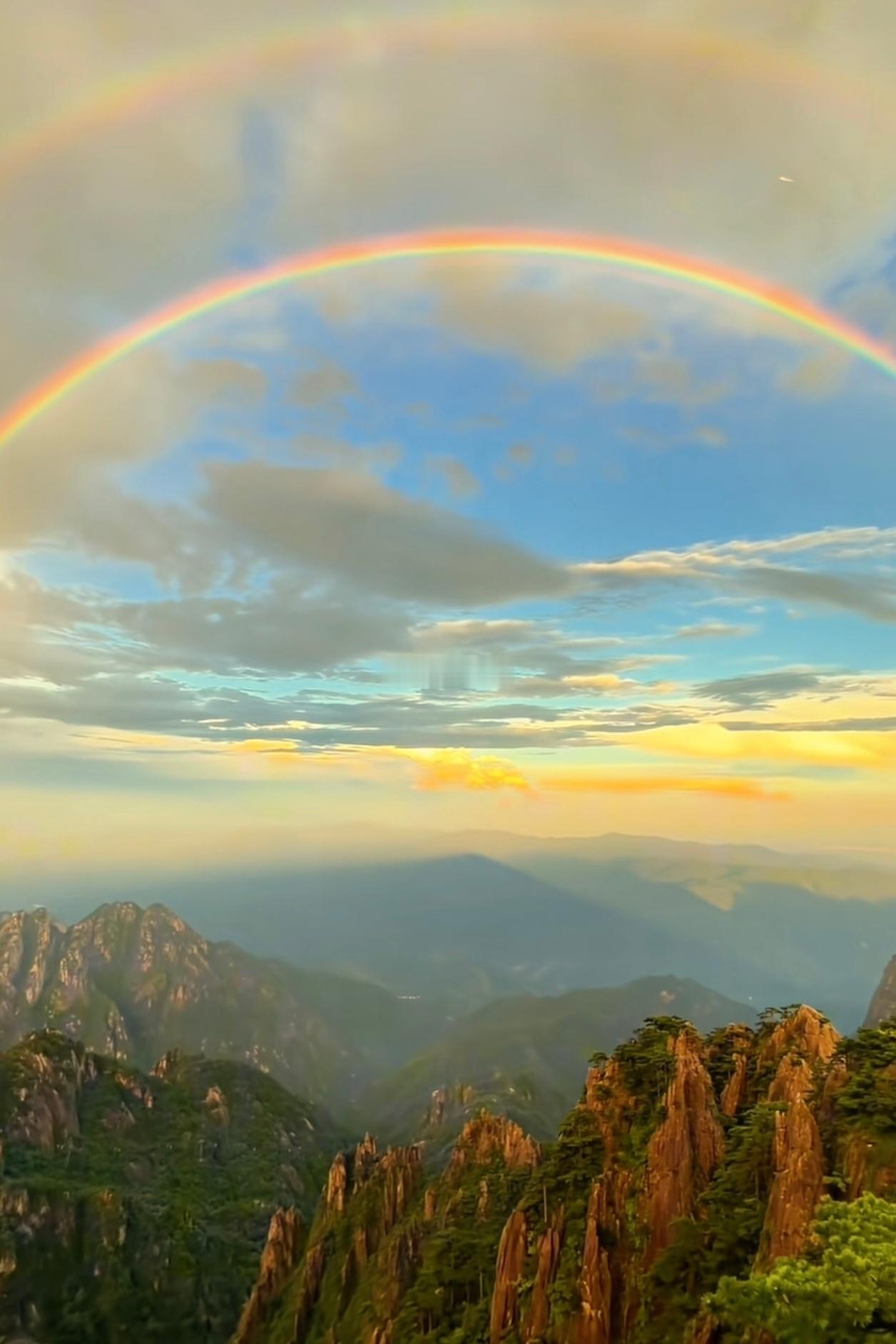 在黄山遇见彩虹🌈太美了吧～