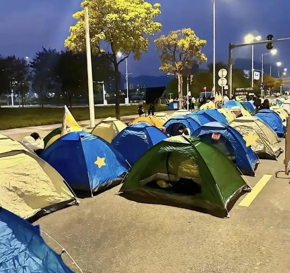 有专家说要恢复五一黄金周假期促进消费，我觉得他真是异想天开，他也不看看今年国庆假