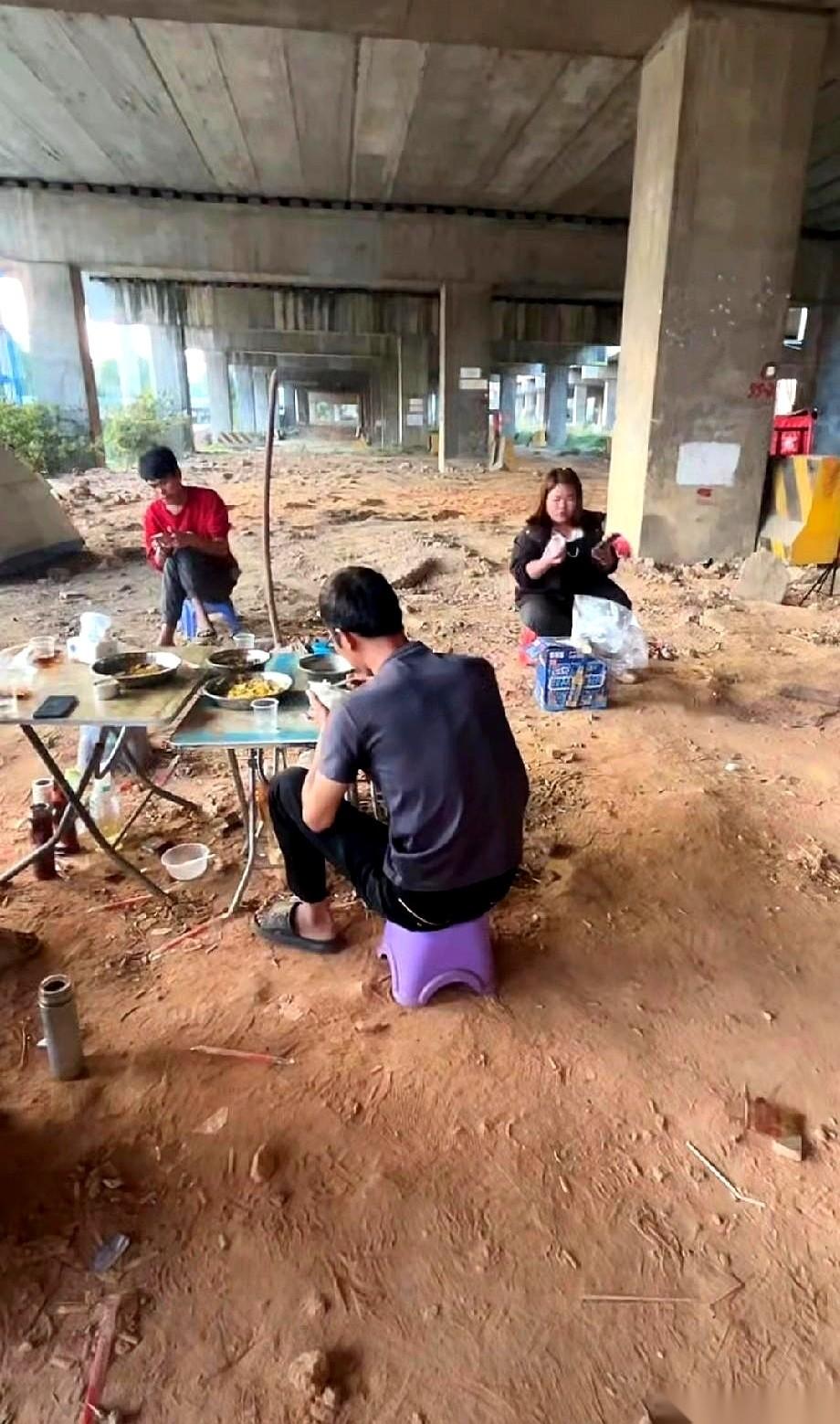 帐篷门口那双鞋，摆得还挺齐整。你说好笑不好笑。手机一划，又刷到“东莞大神”那