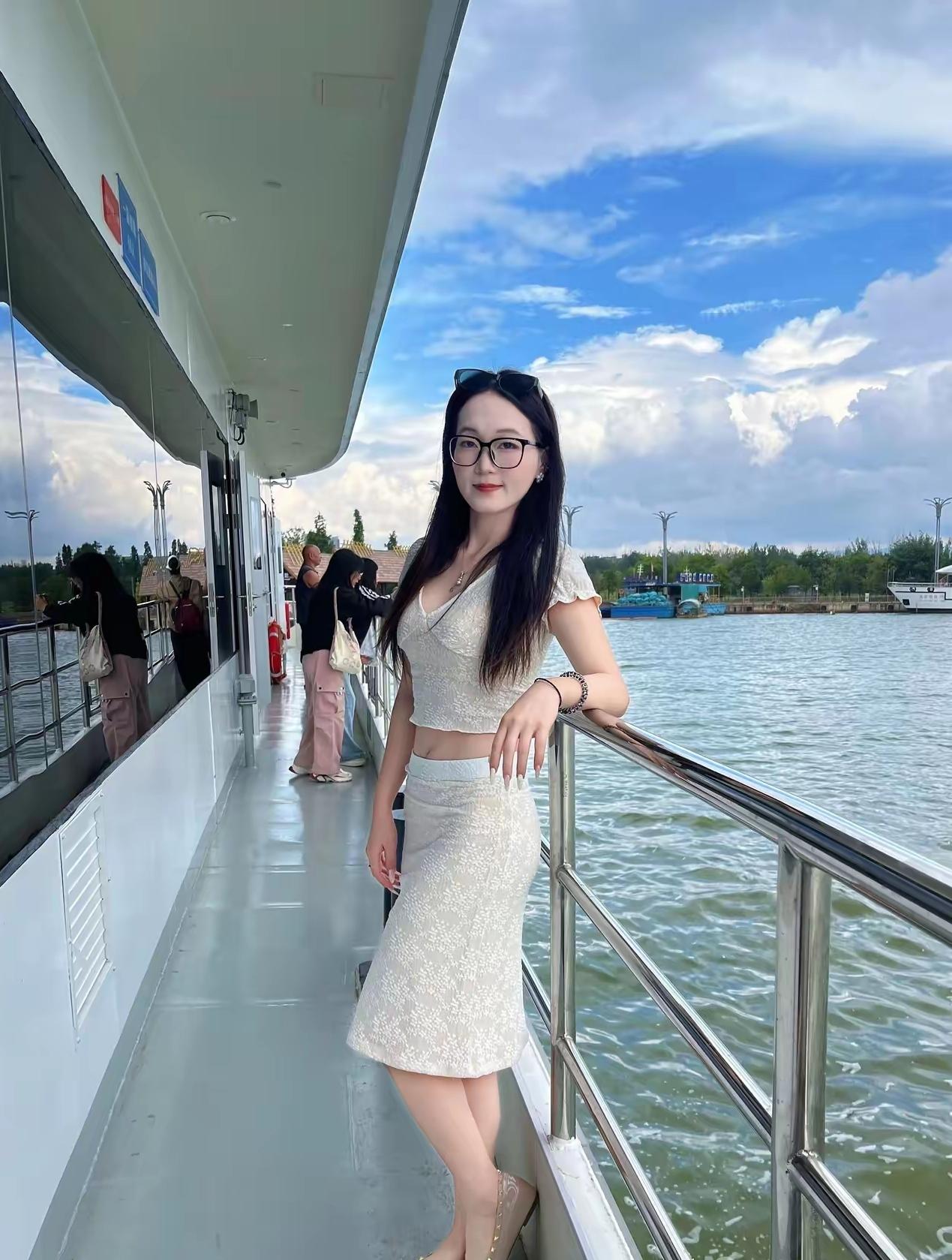我们同事三家约好一起出去玩，同事老婆总是要我给她拍照！我该怎么拒绝那？