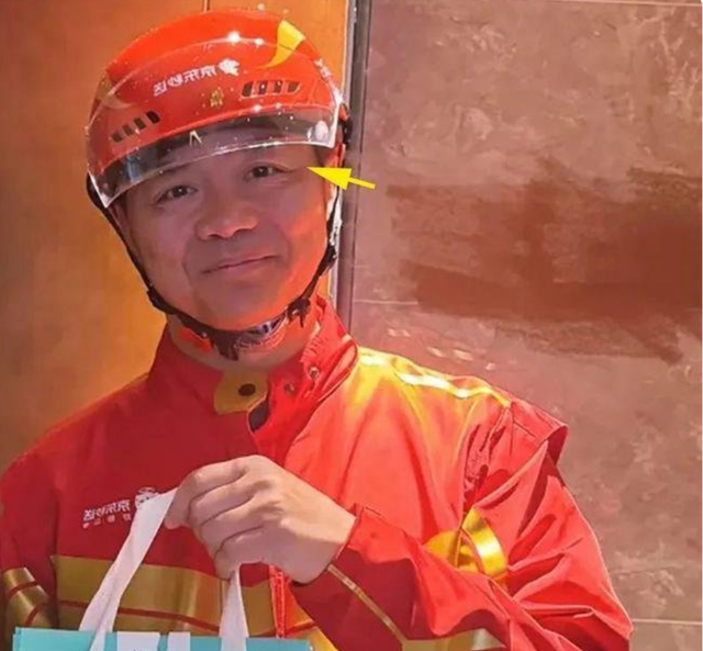刘强东亲自送京东外卖,服装神似猪猪侠,京东宣布猪猪侠加入了