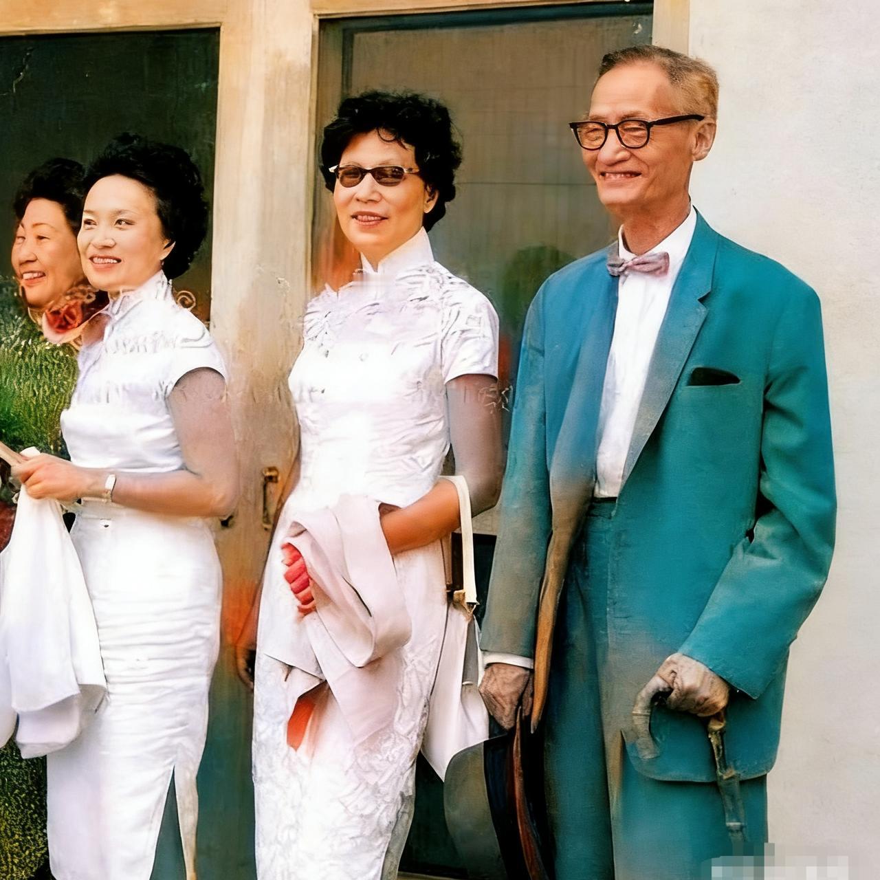 1961年，北大前任校长蒋梦麟和夫人徐贤乐出游，一张罕见的合影，从镜头中我们可以