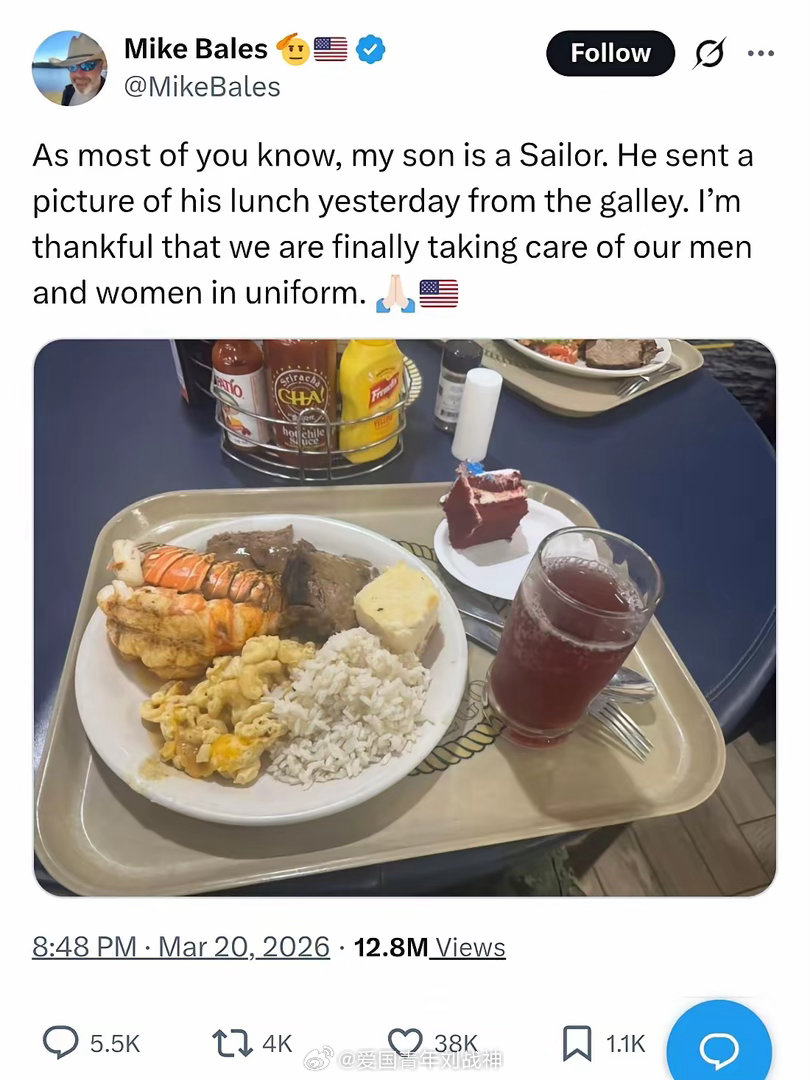 美国海军又加餐了。这位美国父亲说他儿子给他发照片，说伙食改善了。有烤龙虾尾、牛肉