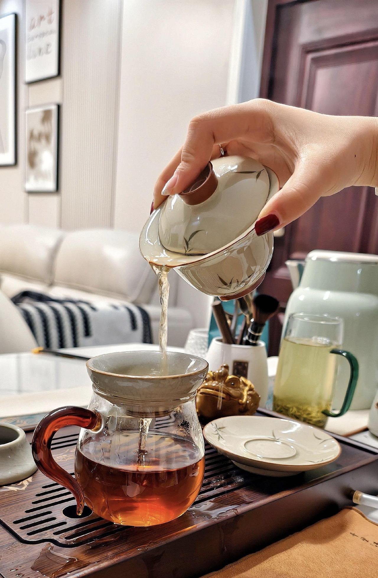 侄女跟她老公吵了一架，他老公还让她“滚”，她就赌气跑了出来！我问，事情总