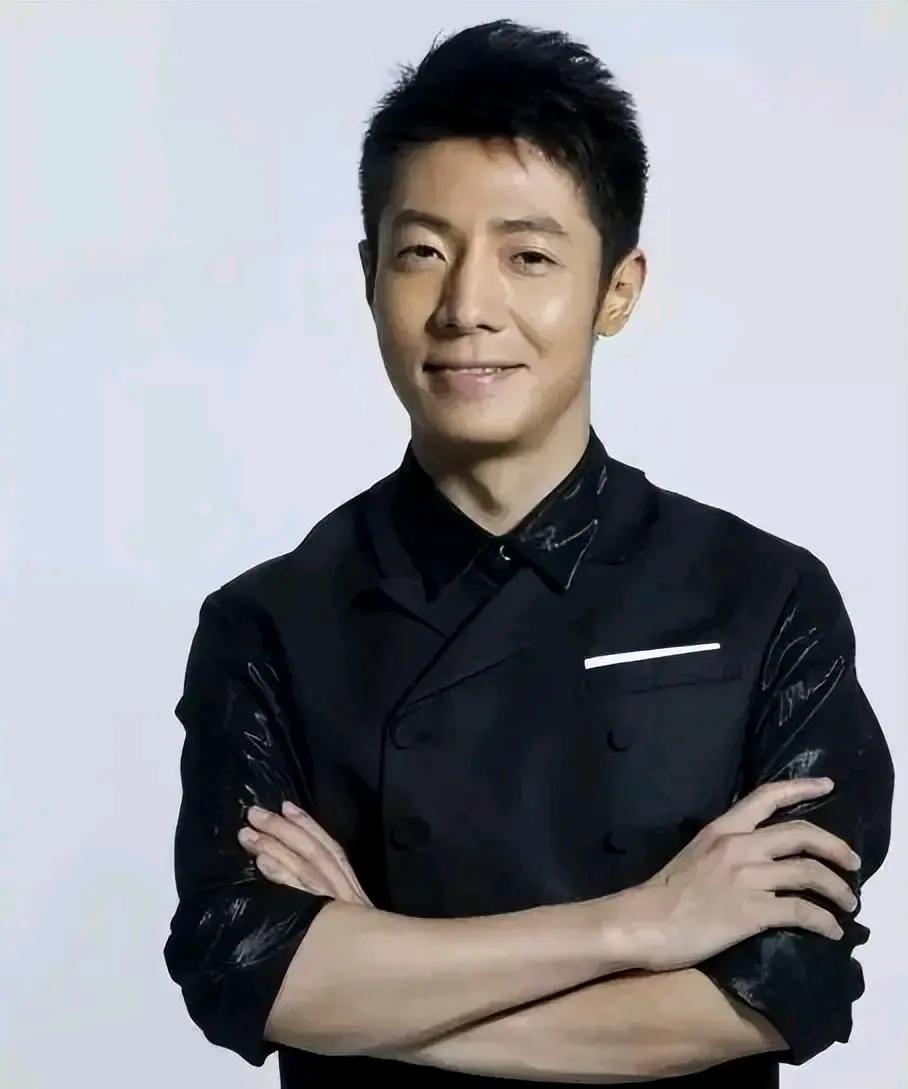 撒贝宁说自己最后悔的一件就，就是把父母从老家接到了北京。撒贝宁出生在武汉，他