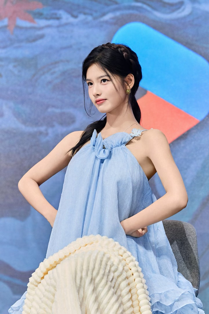 师兄太稳健艾米蓝色挂脖吊带短裙明媚鲜活，完全元气少女来的好美萌的妹宝