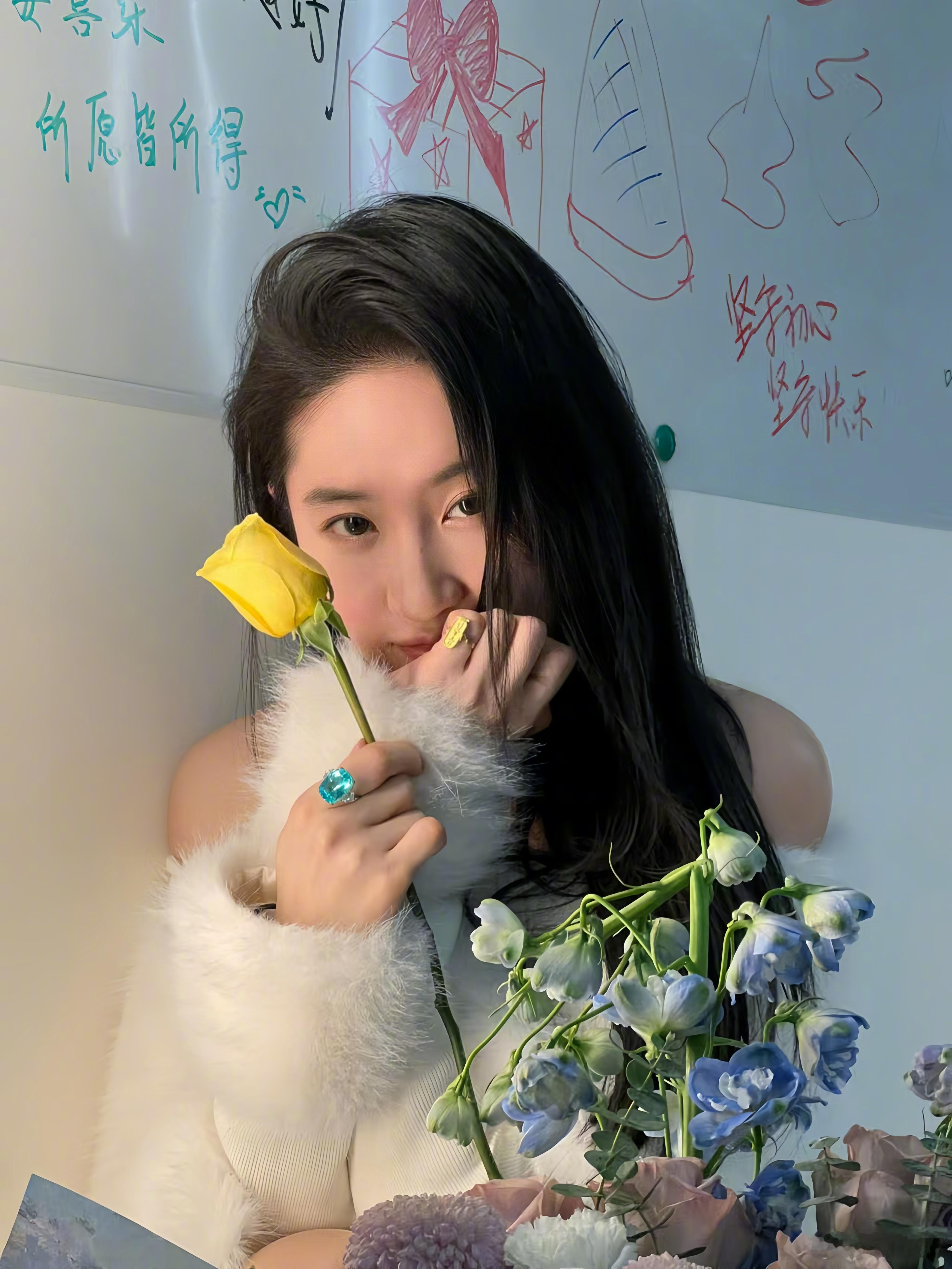 刘亦菲美照，肉丝美腿太赞了